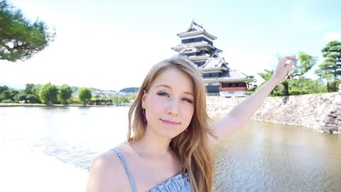 なんでそんなに足元が気になる？ロシア美女の長野県「松本城」訪問記