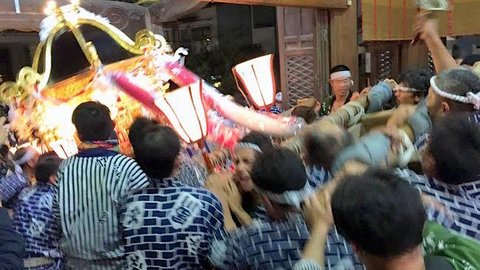 魚津が荒れ狂う夜。「献灯みこし祭り」で八幡神社の悲しい歴史を知る