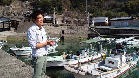 それは小豆島で起きていた。舟に乗り、瀬戸内の海を渡る醤油の現場へ