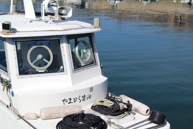 それは小豆島で起きていた。舟に乗り、瀬戸内の海を渡る醤油の現場へ