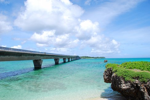 この青、美しすぎて表現できない。宮古の日本一美しい橋「池間大橋」