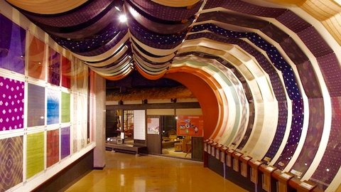 モスラ級の巨大幼虫も。長野・駒ヶ根シルクミュージアムがマニアな博物館