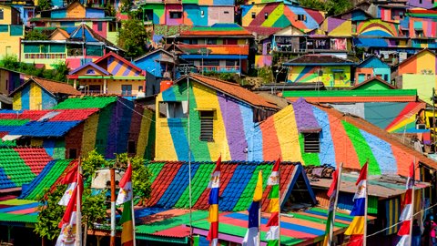 インドネシアの村、カラフルに塗ったら観光客が殺到【世界の街おこし事例】