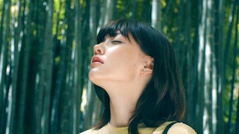 美人モデルがひとり旅。江ノ電でゆく「江ノ島・鎌倉」動画が話題