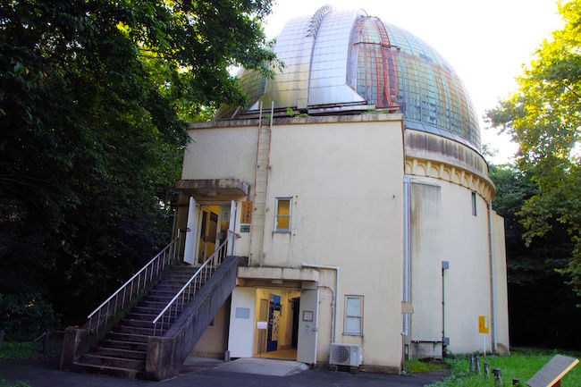 天文台歴史館の外観です。写真では、第一赤道儀室に似ていますが大きさが違います