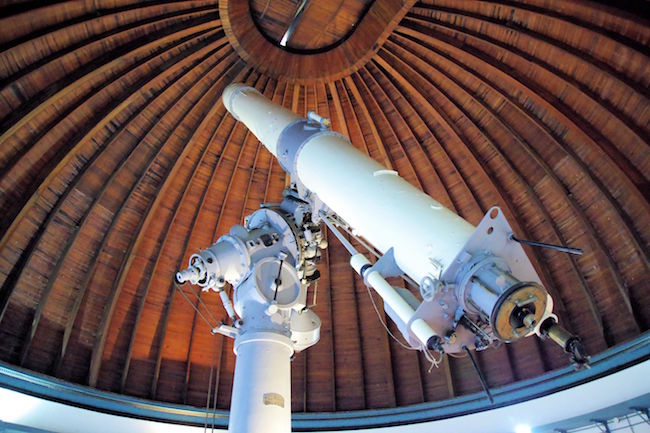 大口径の巨大な望遠鏡は迫力があります。天井の様子は、船底の作りという事が判る木造ですね