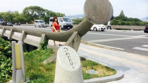 平和を願う広島の街に溶け込んだ、巨匠イサム・ノグチの斬新な欄干