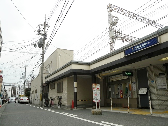 各駅停車のみが停まる京阪本線「土居」駅