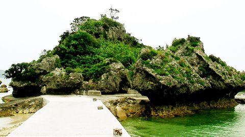 神が降臨した島。沖縄うるま市の離島「浜比嘉島」に旅人が惹かれるワケ