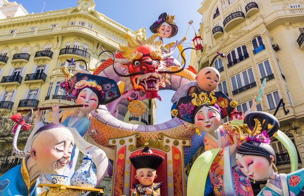非現実的な光景 街中で巨大人形を燃やしまくる バレンシアの火祭り Trip Editor