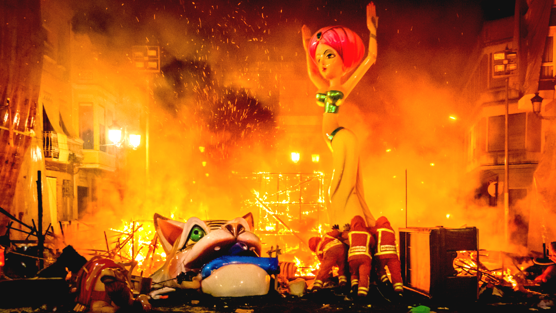 非現実的な光景 街中で巨大人形を燃やしまくる バレンシアの火祭り Trip Editor