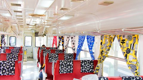 日本にいながら北欧体験。色彩豊かなローカル列車「天浜線」の旅