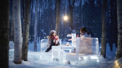 雪降る森の特別席。星野リゾート トマム「氷のアフタヌーンティー」開催