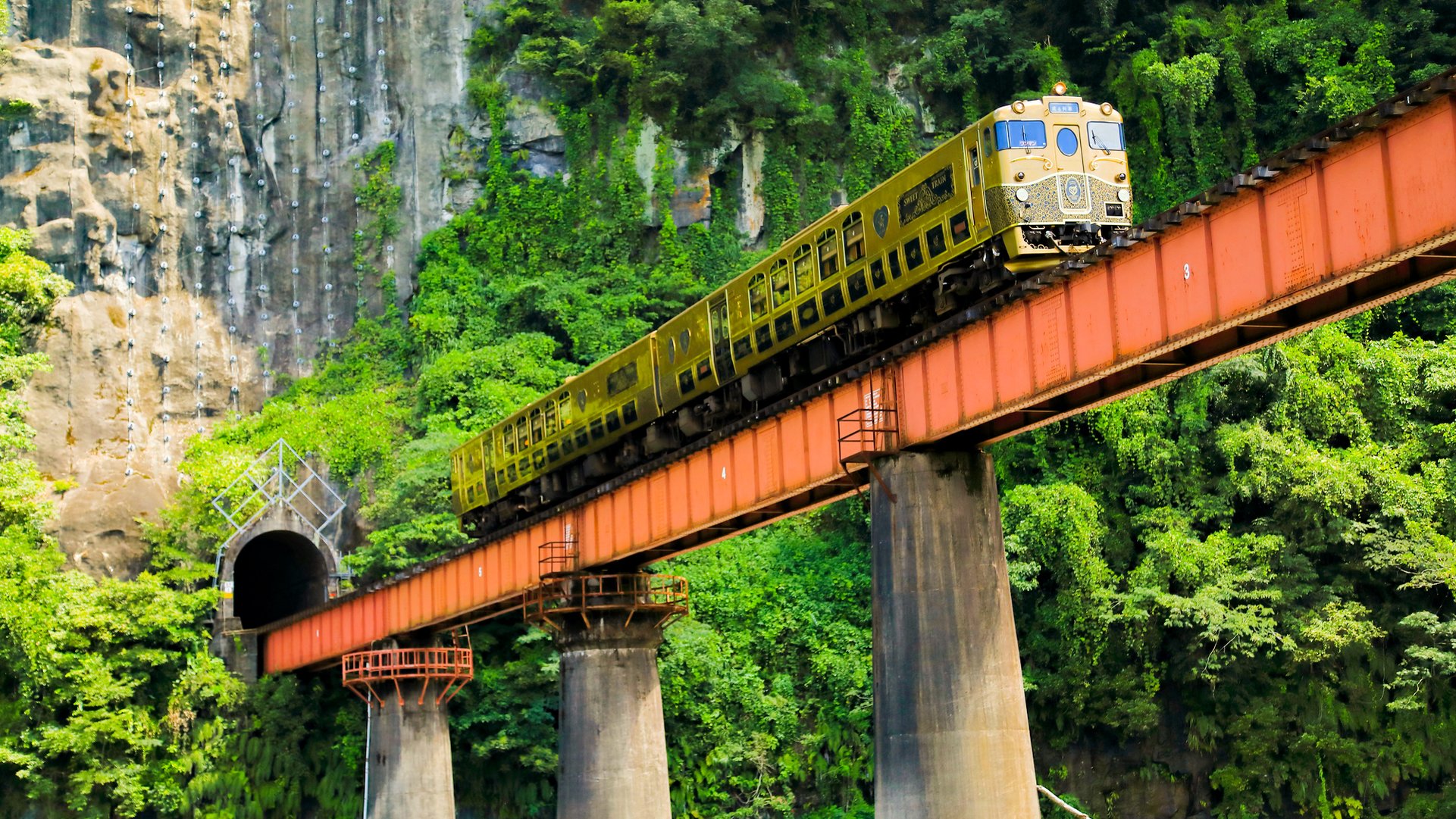 日本のスゴイを見たい。感動の絶景を走る豪華「観光列車」ランキング