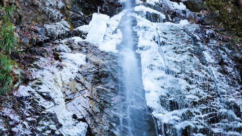 冬の芸術作品。都内で見られる氷爆「払沢の滝」