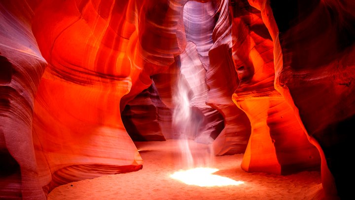 一寸先は闇、だけど美しい。一目見たくなる神秘的な「世界の洞窟」6選