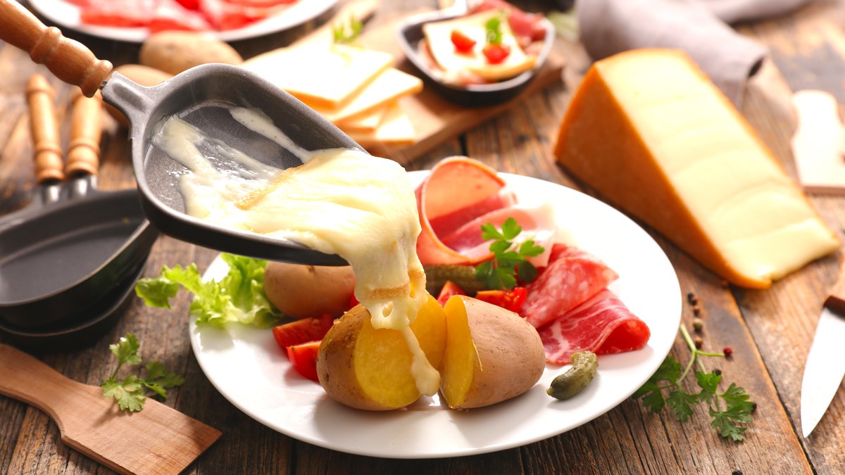 スイスの冬はチーズ料理が充実。家庭的な熱々トロトロの楽しみ方