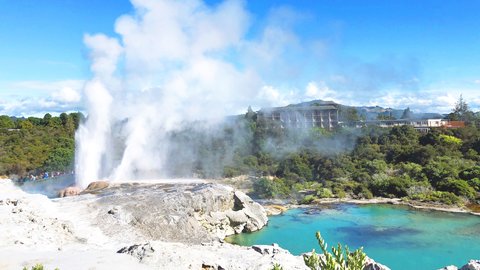 30m級の間欠泉に圧倒。硫黄泉の匂いが広がるニュージーランドの街「ロトルア」