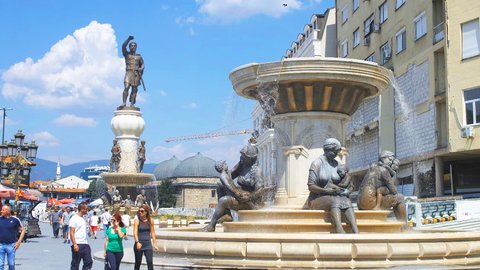 街中には人の数だけ銅像がいる…？都市建設が進む奇妙な街マケドニアの首都「スコピエ」