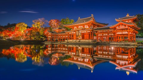秋に映える朱色の極楽浄土。紅葉が輝く京都の世界遺産「平等院」