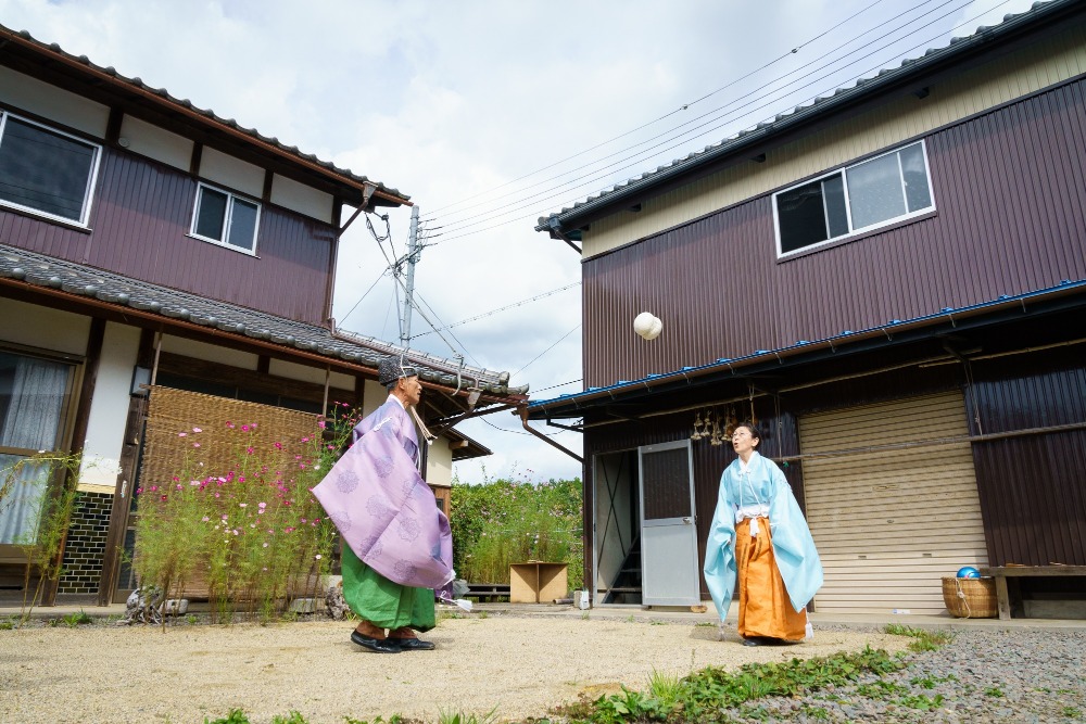 京丹波町が“蹴鞠の里”に！？KEMARI文化を未来へつなぐ鞠師夫婦を訪ねて - TRiP EDiTOR