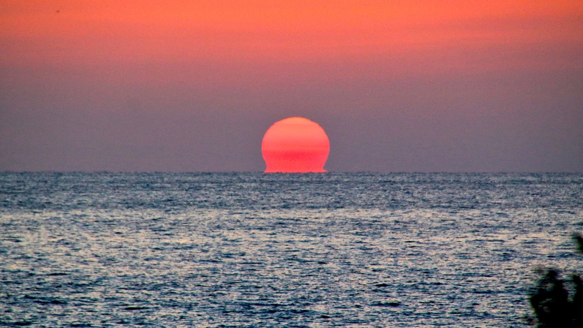 絶景の蜃気楼。秋冬の風物詩、高知県「だるま夕日」の見ごろと発生条件