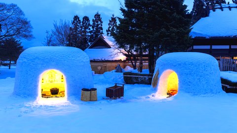 雪灯りが織りなす冬の絶景。秋田県「横手の雪まつり」でかまくら体験