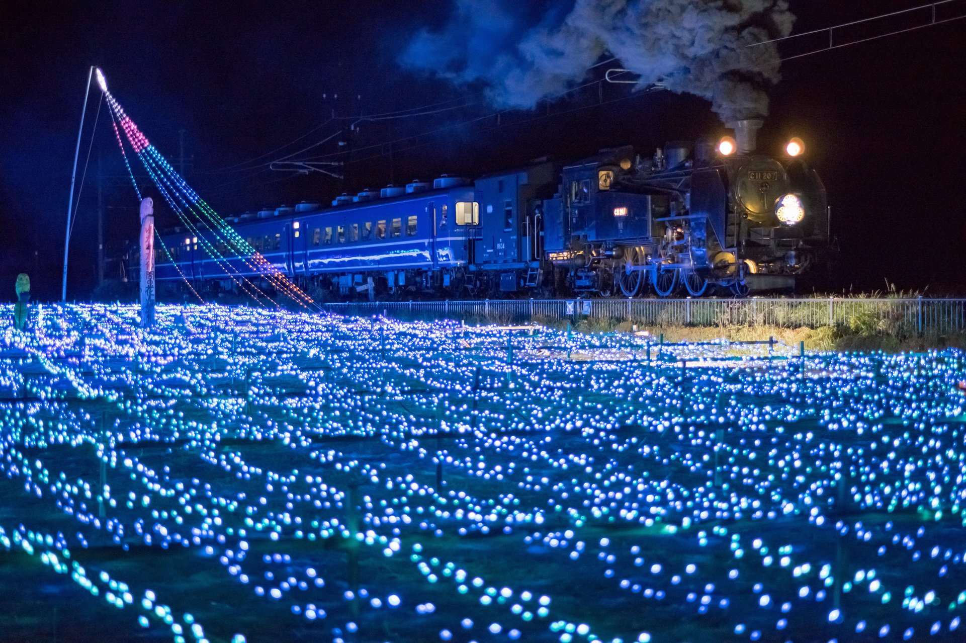 まるで銀河鉄道の夜。冬を美しく彩る鬼怒川沿線のイルミネーション