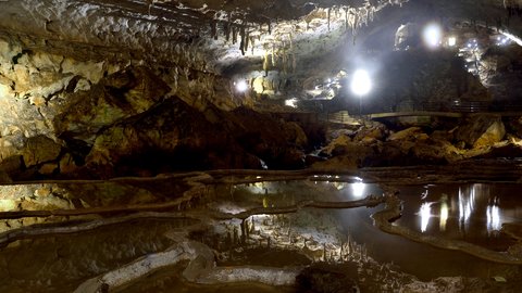 地下の巨大空間はスリル満載。見るだけで涼しくなる西日本の「鍾乳洞」10選