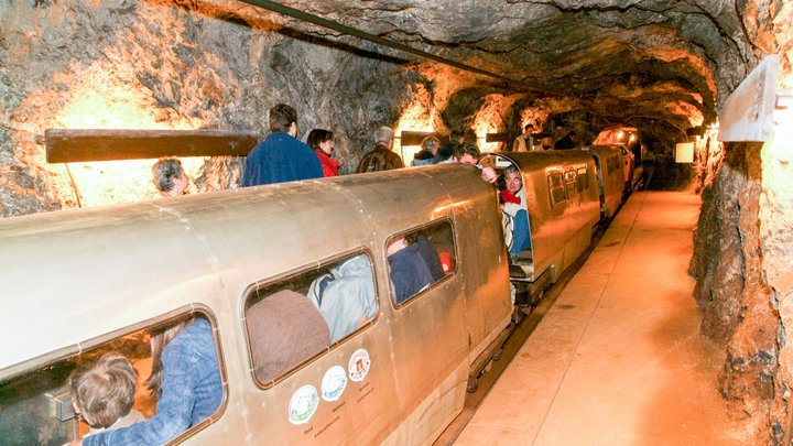 日本にない貴重な絶景。遊園地や世界遺産になった「岩塩坑」5選