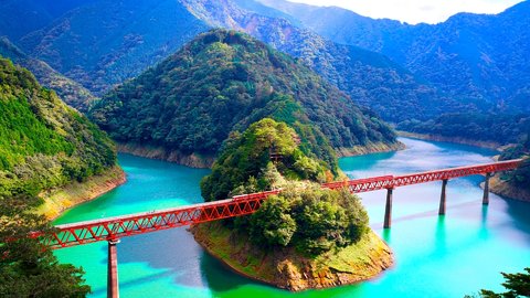 静岡県の「寸又峡」は、絶景も温泉も観光列車もすべてが楽しめる場所だった！