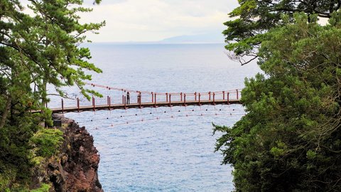 絶景の吊り橋は外せない！雄大な景色にロマンを感じる「城ケ崎海岸」