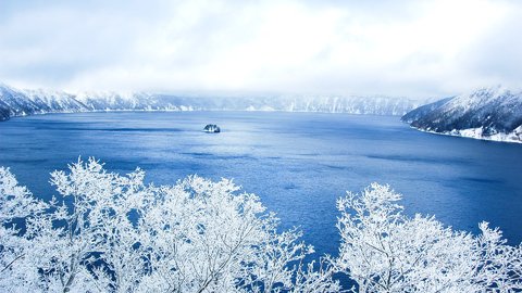 冬だけの奇跡の絶景も。四季折々の魅力あふれる神秘的な湖「摩周湖」