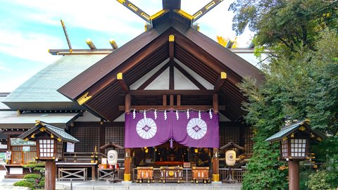 散歩にも初詣にもおすすめ。千代田区の歴史ある「有名神社」4選