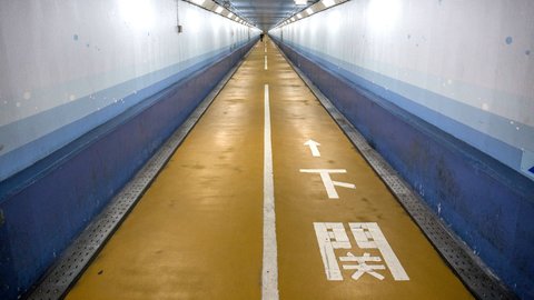 関門海峡を歩いて渡る。人だけが通れる海底の道「関門トンネル人道」
