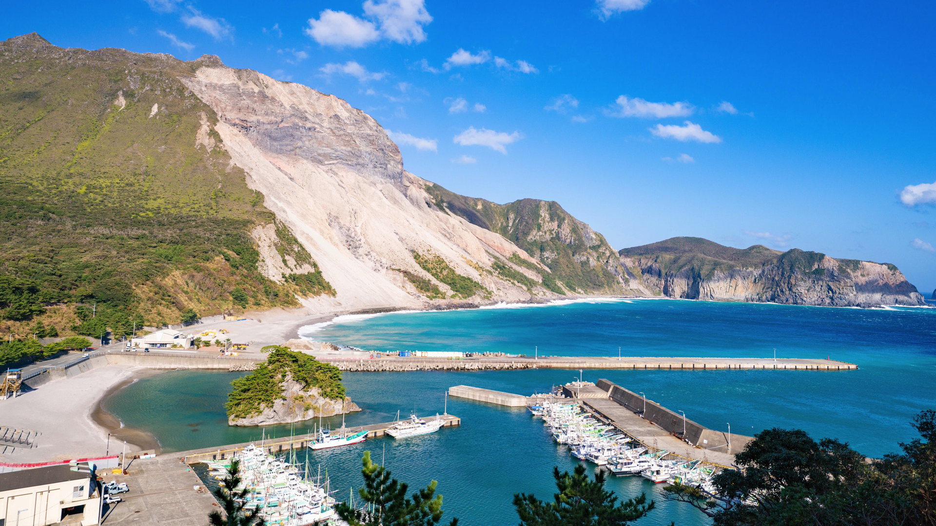 水が生まれる奇跡の島。伝説が残る神秘の「神津島」で絶景＆グルメ巡り