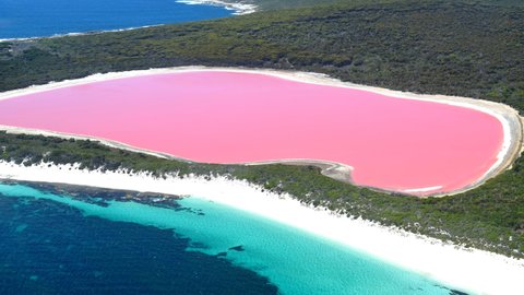 世界唯一の謎スポット。ピンク色に輝く秘境「ヒリアー湖」の絶景