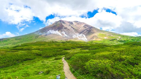 天空までひとっ飛び。絶景広がる北海道「旭岳5合目」で雲上散策