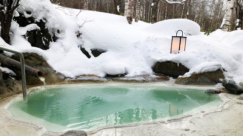 アルプスの自然に抱かれ…信州・白骨温泉で旅人を待つ、最高の温泉宿
