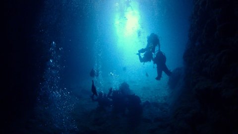 まるでイタリアの絶景。海外気分を楽しめる真栄田岬「青の洞窟」