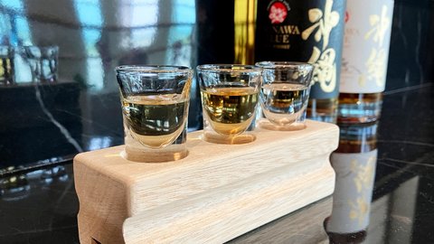 沖縄ならではのウイスキー飲み比べも。泡盛業界初の「空港バー」オープン！