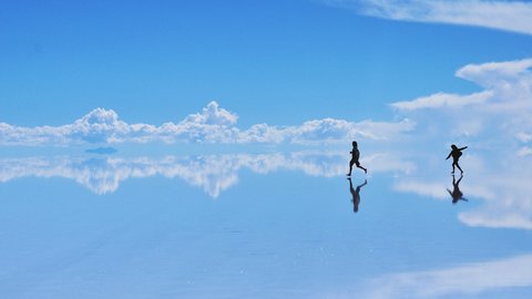 まるで鏡に映るアート作品。異世界のような絶景広がる「ウユニ塩湖」【ボリビア】