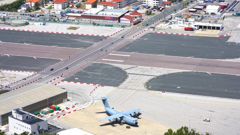 飛行場を歩行者が横切る。日本ではありえない世界のユニークな「空港」