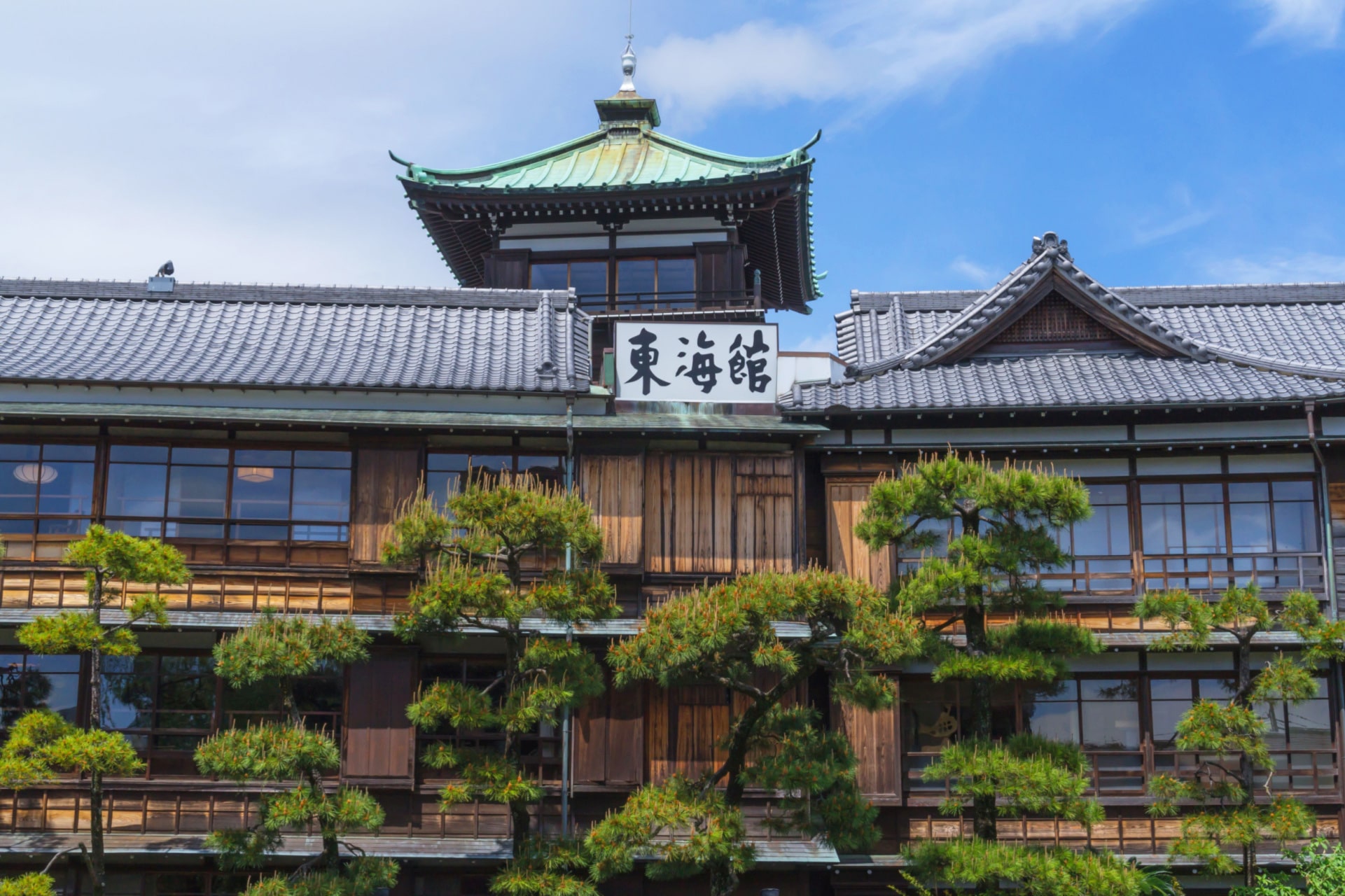 歴史的建造物で日帰り温泉？昭和の粋がつまった伊東の名旅館「東海館