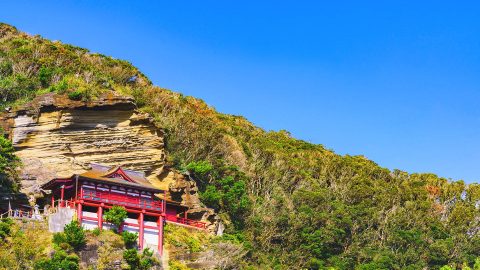 まさか断崖絶壁に寺社が？千葉県屈指のパワースポット「大福寺」で絶景を望む