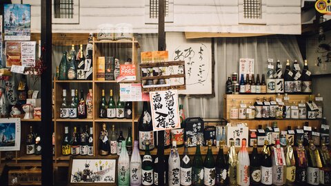 海外への「日本酒」輸出が過去最高に。なぜ外国人はSAKEを愛するのか？