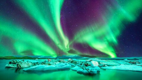一生に一度は見たい絶景…極寒の「アイスランド」で思わず涙があふれる感動のスポット