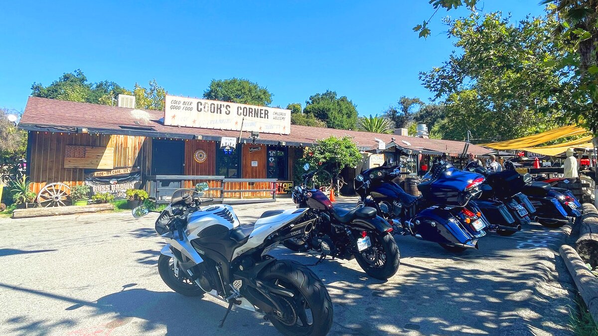 これぞアメリカン。荒野に大型バイクが並ぶライダー御用達のバーを覗い 