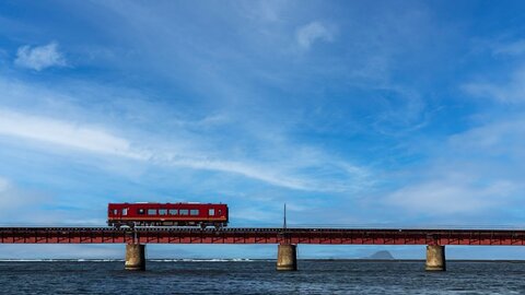 「由良川橋梁」大解剖〜青い空、青い川の上に溶け込むように走る列車〜