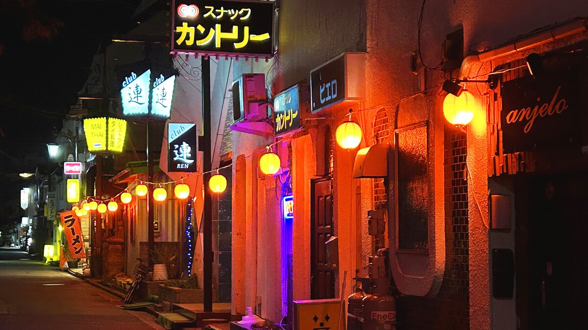 Z世代にひそかに人気…ネオンが映える昭和な温泉街「戸倉上山田温泉」を